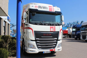 RiWi GmbH LKW- Front vor dem Standort in Stelle